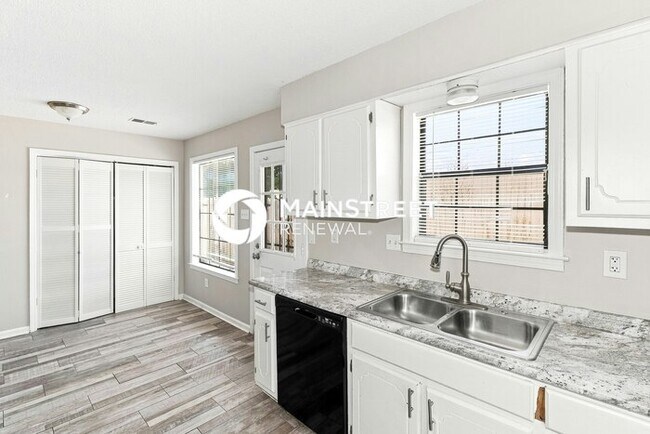 Building Photo - 3 Bedroom Pet-Friendly Home in Memphis, TN with Main Street Renewal