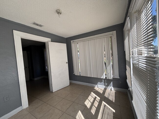 Building Photo - 444 Duray St