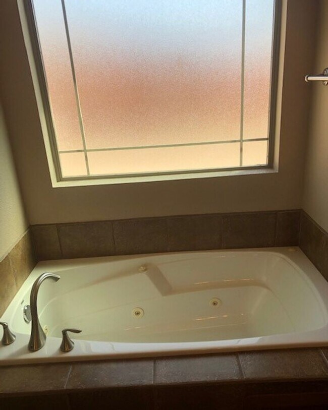 Building Photo - Beautiful home close to HAFB and town.