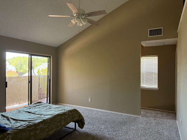 Building Photo - Private Condo Close to the Medical Center