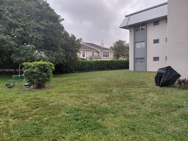 Building Photo - 2980 Riverside Dr