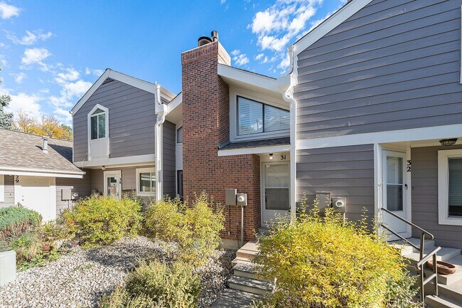 Building Photo - Loft Style Townhouse Available in Arvada!