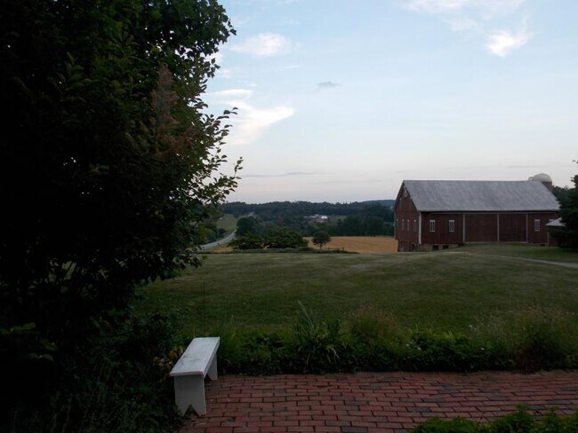 Building Photo - 2839 Uniontown Rd