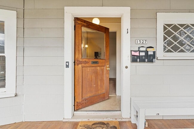 Building Photo - Charming 1-bdrm/1-bath in 1900s Victorian triplex—Prime location, shared laundry & yard