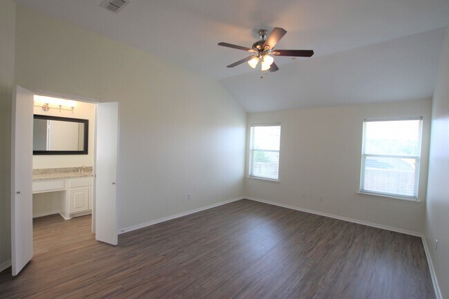 Building Photo - Beautifully updated 3 bedroom 2 bath home ...