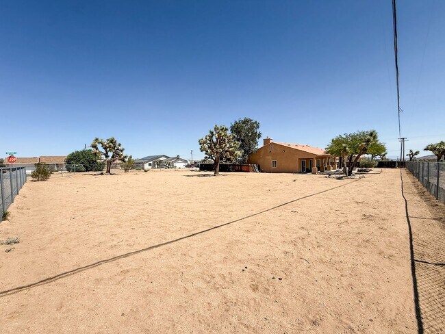 Building Photo - Beautiful Yucca Mesa Home