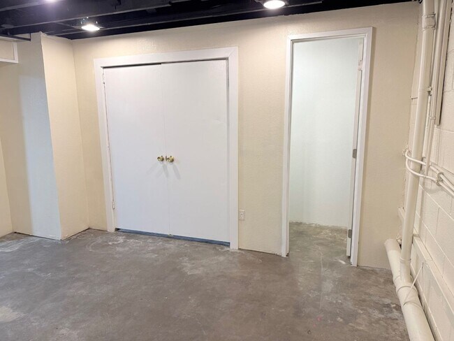 Building Photo - 902 S 29th Ave