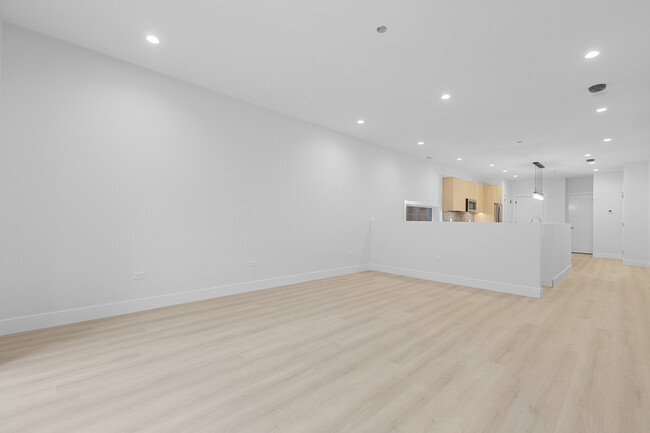 Building Photo - 904 W Dakin St