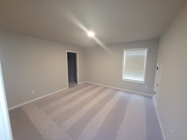 Building Photo - 4 bedroom 2.5 bath