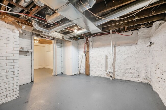 Building Photo - 2-bedroom, 1-bathroom duplex is located in...