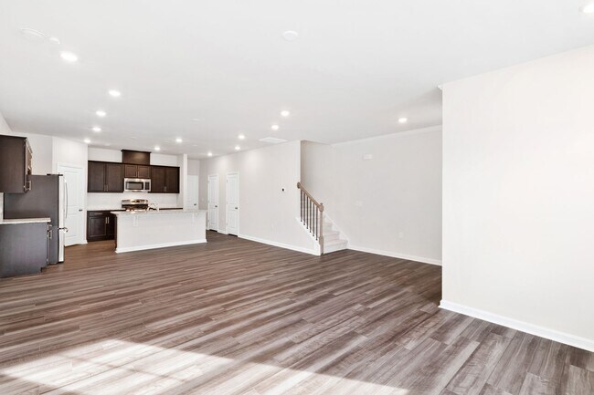 Building Photo - Move-In Ready 4-Bedroom Townhome in Rosedale!
