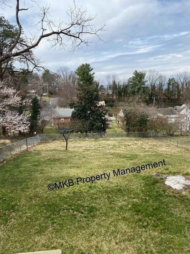 Building Photo - Beautiful Ranch located in Roanoke County