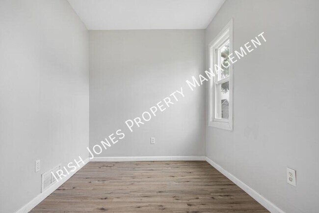 Building Photo - 529 Winslow Ave