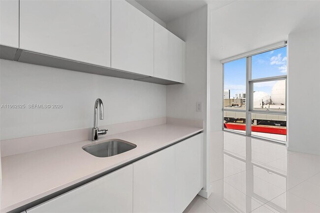 Building Photo - 851 NE 1st Ave