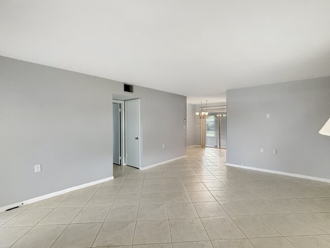 Building Photo - Well-Maintained 2-Bedroom Condo in Meridian Park | 55+ Community | Palm Beach Gardens