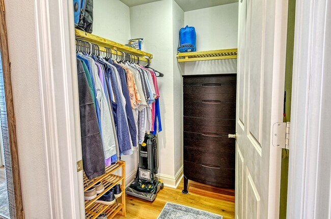 Building Photo - Short term ONLY Amazing 2/2 condo in the heart of downtown Sarasota with Bay View!