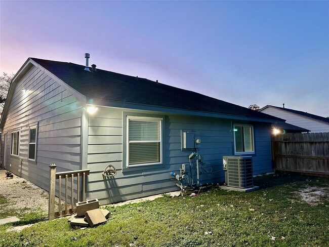 Building Photo - 7114 Golden Dale Ct