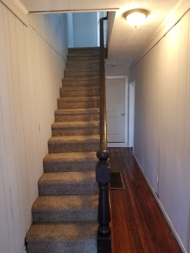 Building Photo - Two Bedroom Two Story Townhome Close to th...