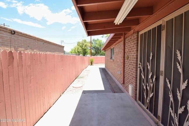 Building Photo - 3156 N Vista Del Forte Dr