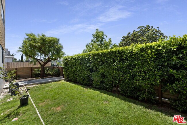 Building Photo - 866 S Wilton Pl