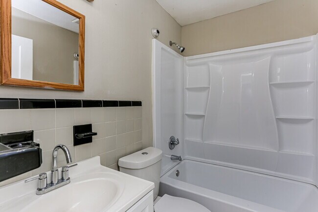 Building Photo - 5299 Sharon St