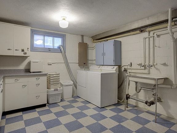 Building Photo - "Charming 3-Bed Home with Granite Elegance...