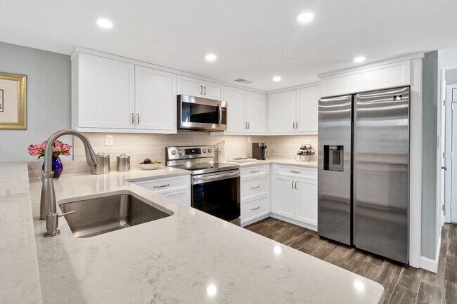 Building Photo - Completely Remodeled Cottage - Moss Creek