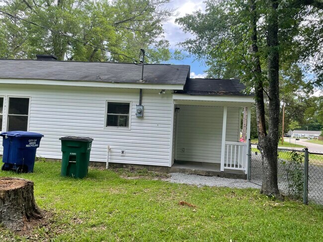 Building Photo - 119 Smallridge St