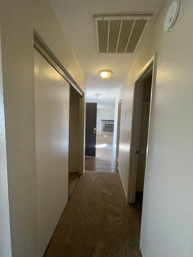 Building Photo - Apple Valley-Cute Starter Home- 2 Bedrooms, 2 Bathrooms, All Appliances Included, Fully Fenced