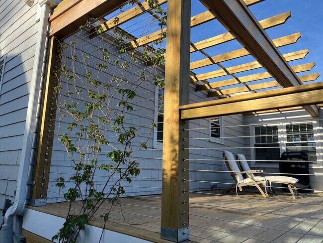 Building Photo - 3 Bedroom 2 Bath Fairfield House Near Southport