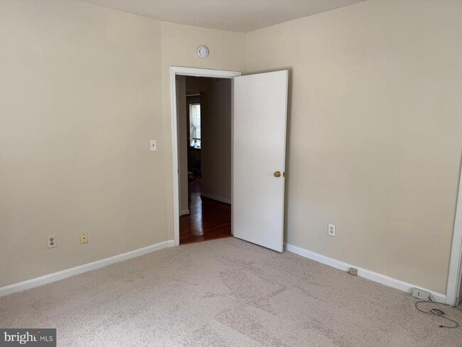 Building Photo - 1720 Queens Ln