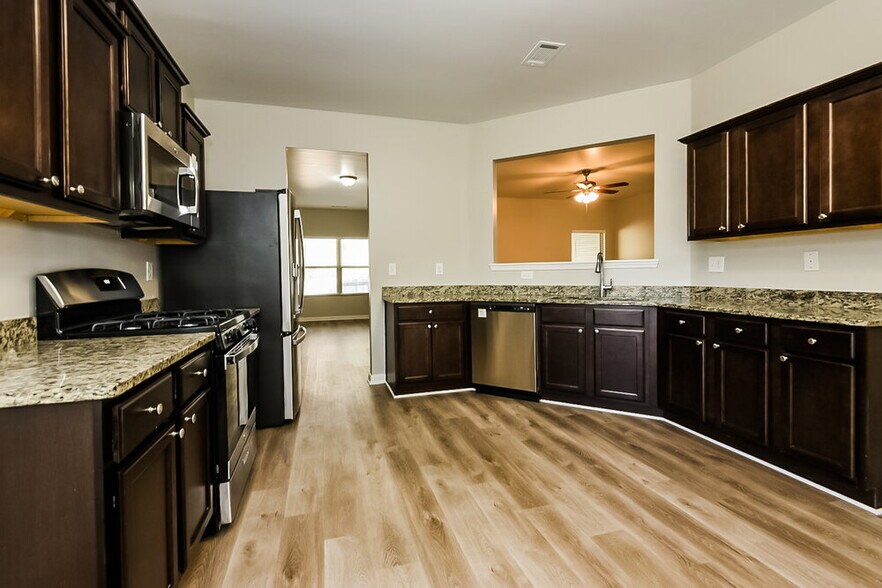 Building Photo - 3517 Mica Cir SE