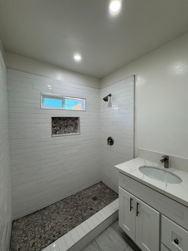 Building Photo - Single Family 3bd 2ba + Office Space