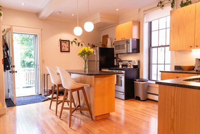 Building Photo - Beautiful 1 Bedroom In One Of Portlands Most Historic Buildings