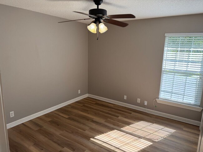 Building Photo - 212 Autumn Ridge Ct