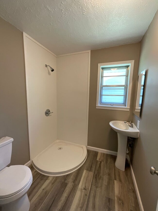 Building Photo - 3 bedroom 2 bathroom house for rent