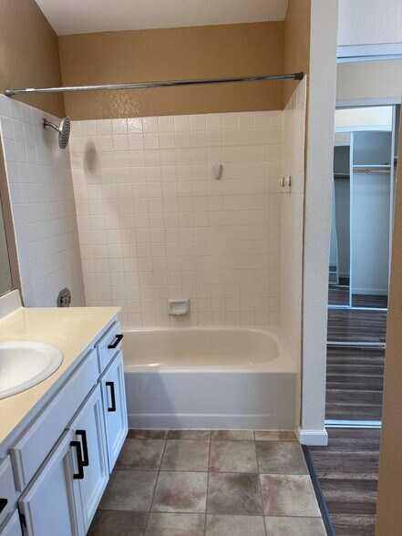 Building Photo - 206 Devonwood