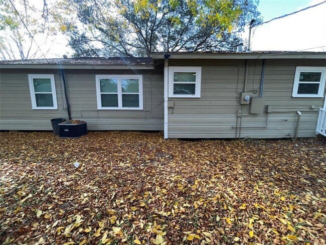 Building Photo - 1317 Highland Dr