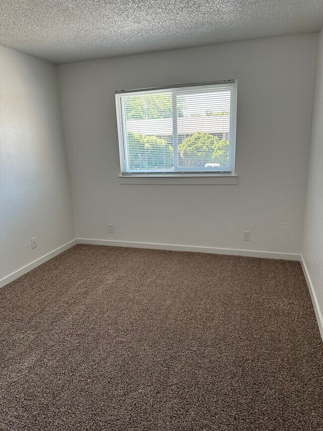 Building Photo - 835 Lakeside Dr