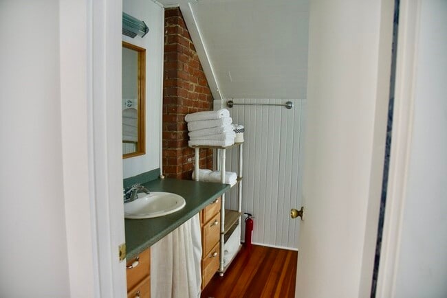 Building Photo - 2 N Great Hill Dr