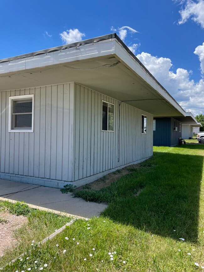 Side Picture - 131 E Nowlin St