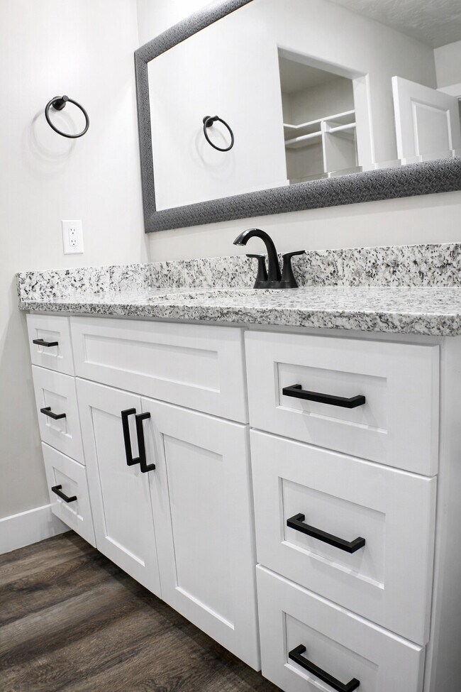 Building Photo - Like-New 3-Bed, 2-Bath Home in Enterprise – Modern, Bright & Move-In Ready!