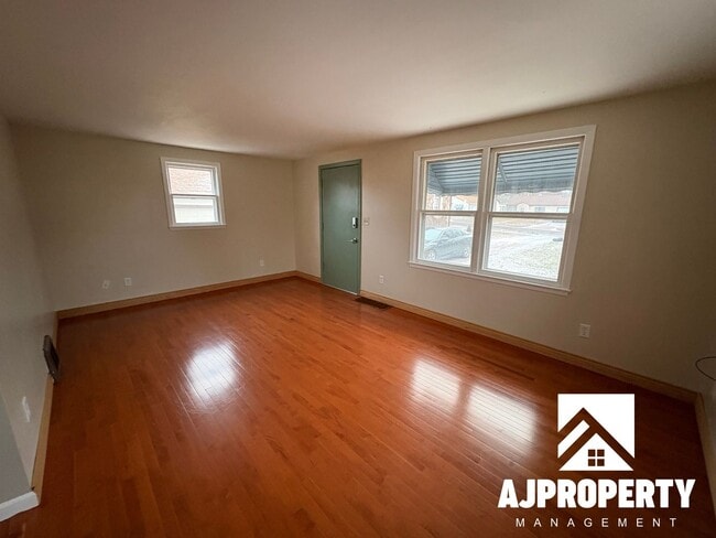 Building Photo - 1925 S Lake Ave