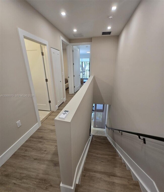 Building Photo - 5503 W Oak Wy