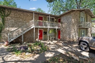 Building Photo - Newly Renovated 2/1 Apartment in East Austin