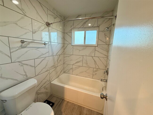 Building Photo - 13834 New Village Ln