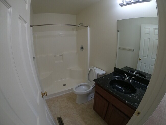 Building Photo - 2121 Quail Hollow Dr
