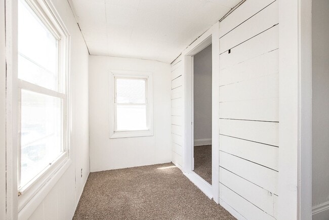 Building Photo - 3 BED 1 BATH BEAUTIFUL SINGLE FAMILY HOME ...