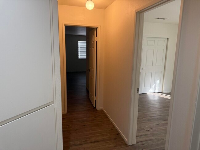 Building Photo - 53620 Avenida Velasco