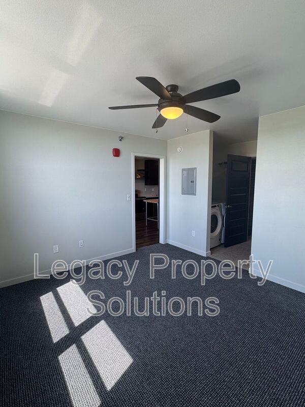 Building Photo - 202 E Greenfield Ln